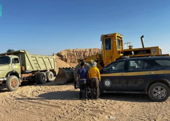 القوات الخاصة للأمن والحماية تضبط مخالفًا لنظام البيئة لاستغلاله الرواسب في منطقة تبوك