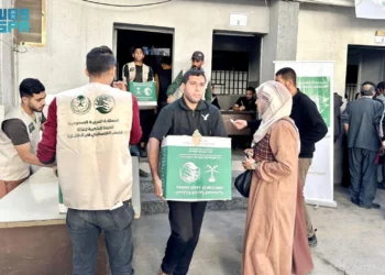 مركز الملك سلمان للإغاثة يواصل توزيع السلال الغذائية في شمال قطاع غزة