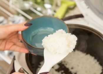 أخطرُها الأرزُ والبكتيريا خاملة تسكن الشاي.. حَذارِ من تسخين 3 موادّ غذائية!