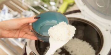 أخطرُها الأرزُ والبكتيريا خاملة تسكن الشاي.. حَذارِ من تسخين 3 موادّ غذائية!