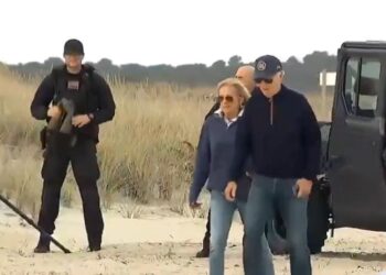 فقد توازنه.. بايدن يتعثر في الرمال على شاطئ ديلاوير