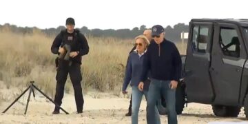 فقد توازنه.. بايدن يتعثر في الرمال على شاطئ ديلاوير