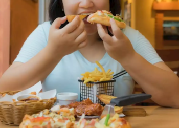 دراسة: تناول الوجبات الثقيلة ليلا يؤدي لارتفاع مستويات السكر في الدم