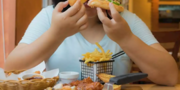 دراسة: تناول الوجبات الثقيلة ليلا يؤدي لارتفاع مستويات السكر في الدم