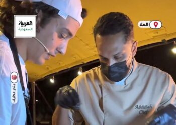 الشيف عبدالله الطويلعي والشيف التركي سيرهان يتعاونان في تقديم طبق عالمي