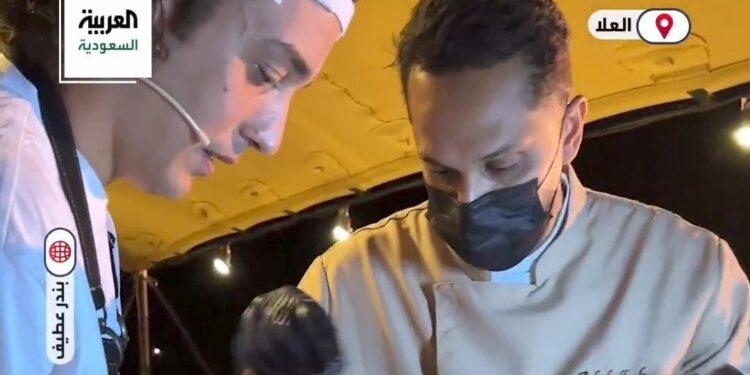 الشيف عبدالله الطويلعي والشيف التركي سيرهان يتعاونان في تقديم طبق عالمي