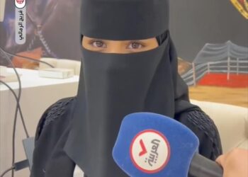 عائشة الشمري”.. فنانة تشكيلية حولت رسماتها من الفرشاة والمعجون إلى لوحات تقنية (فيديو)