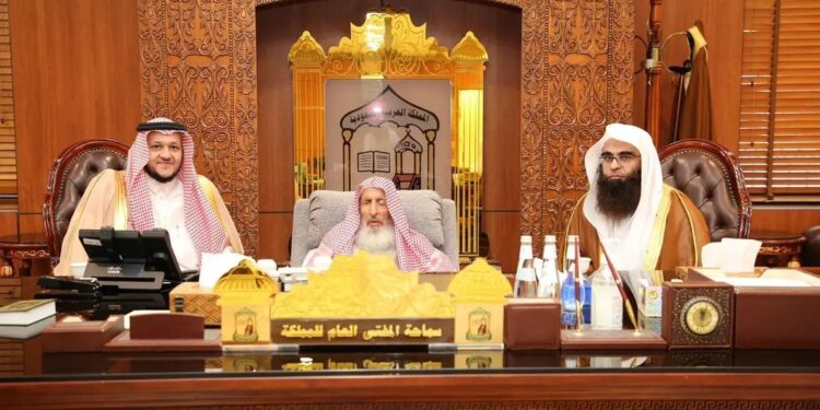 مفتي عام المملكة يشيد بجهود الشؤون الدينية بالمسجد النبوي والمسجد الحرام