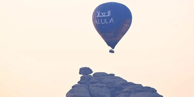 تضفي أجواء هادئة وملهمة.. المناطيد في العُلا وسيلة لاستكشاف الطبيعة والتراث