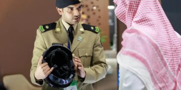 تعزز أمن المنشآت الحيوية.. وزارة الداخلية تستعرض قدرات الخوذة الذكية
