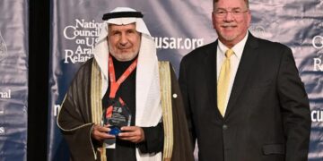 مشرف مركز الملك سلمان يتسلم جائزة القيادة العالمية في مجال الصحة والإنسانية