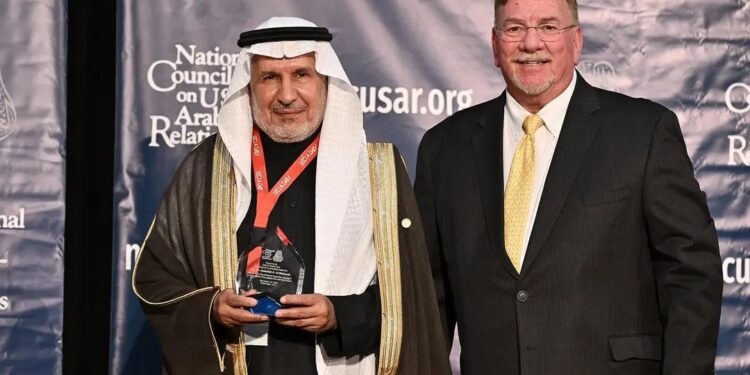 مشرف مركز الملك سلمان يتسلم جائزة القيادة العالمية في مجال الصحة والإنسانية