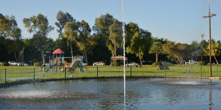 الأجواء المعتدلة بمتنزه الملك فهد بنجران تجذب المتنزهين