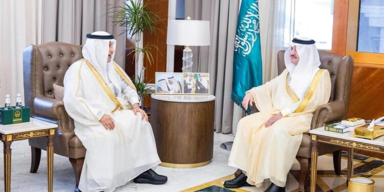 أمير المنطقة الشرقية يستقبل رئيس مجلس إدارة جمعية الذوق العام