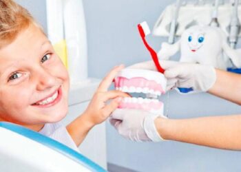 تجنب الحلويات واستخدام الخيط السني.. إليك طرق الحفاظ على صحة أسنان الأطفال