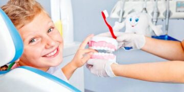 تجنب الحلويات واستخدام الخيط السني.. إليك طرق الحفاظ على صحة أسنان الأطفال