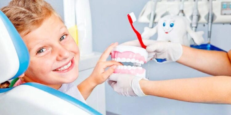 تجنب الحلويات واستخدام الخيط السني.. إليك طرق الحفاظ على صحة أسنان الأطفال