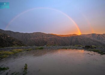 ألوان الطيف والأجواء الماطرة بمنطقة الباحة تستهوي الأهالي وعشاق الطبيعة