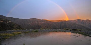 ألوان الطيف والأجواء الماطرة بمنطقة الباحة تستهوي الأهالي وعشاق الطبيعة