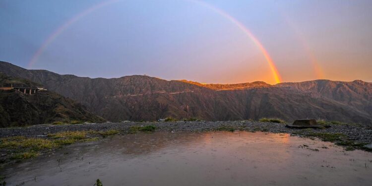 ألوان الطيف والأجواء الماطرة بمنطقة الباحة تستهوي الأهالي وعشاق الطبيعة