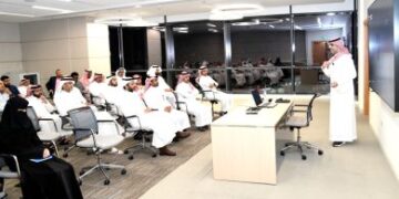 سفير المملكة لدى مصر يستقبل وفدًا من رجال أعمال الغرفة التجارية بمكة المكرمة