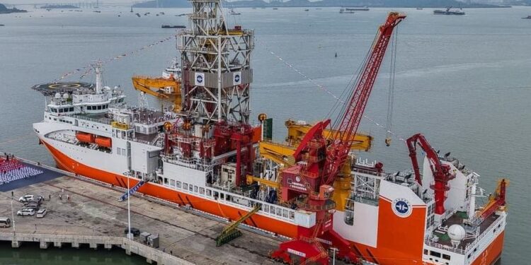 تبحر 15000 ميل دون توقف.. الصين تدشن أضخم سفينة أبحاث في العالم