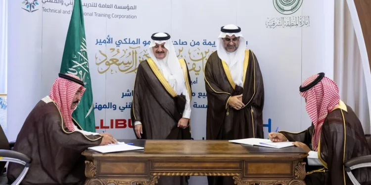 الأمير سعود بن نايف يشهد توقيع مذكرات تفاهم لتوفير 1400 فرصة وظيفية لخريجي التدريب التقني بالمنطقة الشرقية