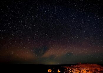 سماء منطقة الحدود الشمالية تشهد ظاهرة الشفق الفلكي الفريدة