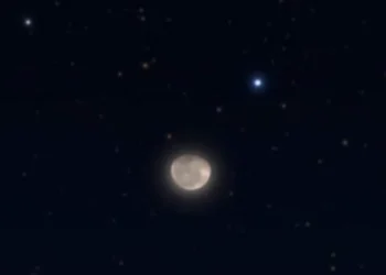 منظر جميل بسماء المملكة.. القمر يقترن بكوكب زُحل اليوم