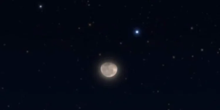 منظر جميل بسماء المملكة.. القمر يقترن بكوكب زُحل اليوم