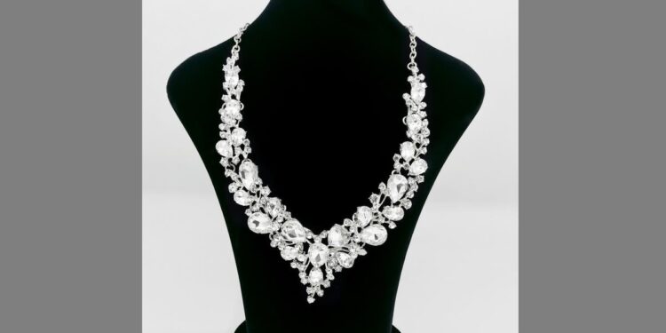 تعود للقرن الثامن عشر..  بيع قلادة من 500 ماسة مقابل 4,8 مليون دولار