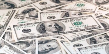 الدولار يرتفع وسط ترقب لقرارات بنك الاحتياطي الاتحادي