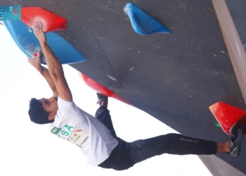 93 متسلقًا عالميًا يتنافسون على لقب "نيوم ماسترز لرياضة التسلق" في جبال "بجدة"