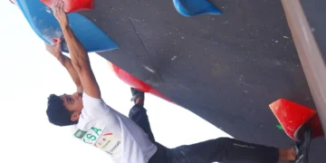 93 متسلقًا عالميًا يتنافسون على لقب "نيوم ماسترز لرياضة التسلق" في جبال "بجدة"