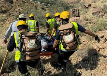"المدني" ينقذ شخصًا عالقًا بمرتفع جبلي في الطائف