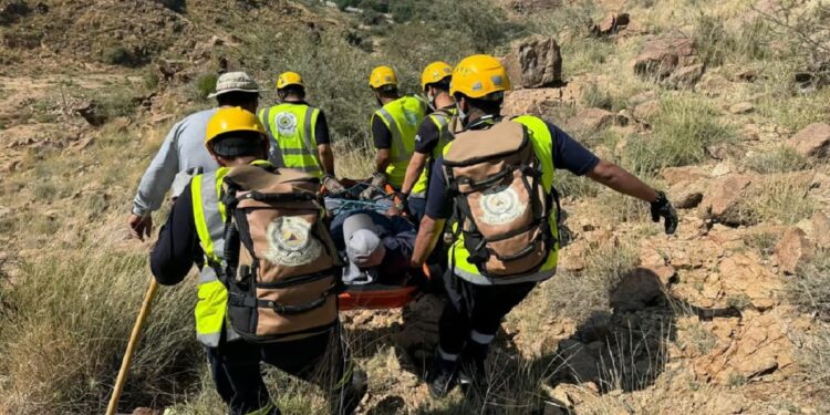 "المدني" ينقذ شخصًا عالقًا بمرتفع جبلي في الطائف
