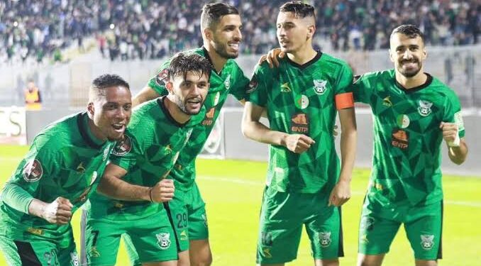 فريق شباب قسنطينة ينفرد بصدارة الدوري الممتاز لكرة القدم في الجزائر