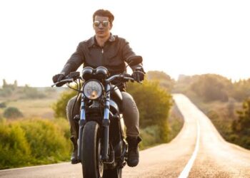 لسلامتك.. 5 نصائح التزم بها عند قيادة الدراجة النارية 