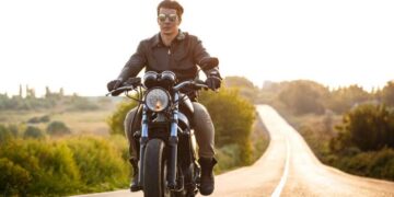 لسلامتك.. 5 نصائح التزم بها عند قيادة الدراجة النارية 