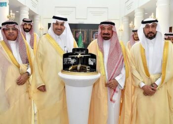 أمير نجران يُدشن عددًا من المشروعات البلدية ويضع حجر الأساس لمشاريع استثمارية بالمنطقة