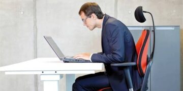 مختص: الجلوس لساعات طويلة أثناء العمل قد يسبب سكتة دماغية