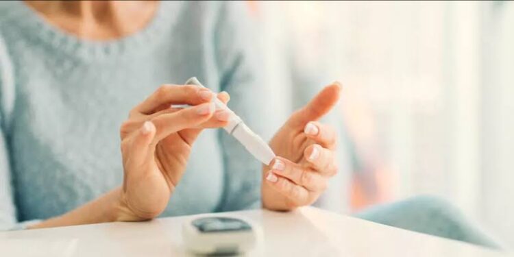 كيف تسيطر على مرض السكري وتحمي نفسك من مضاعفاته؟.. التزم بهذه النصائح