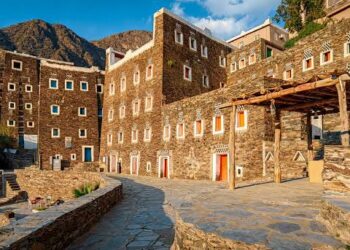 “السودة للتطوير” تتعاون مع جمعية القرى السياحية برجال ألمع لترميم المواقع التراثية