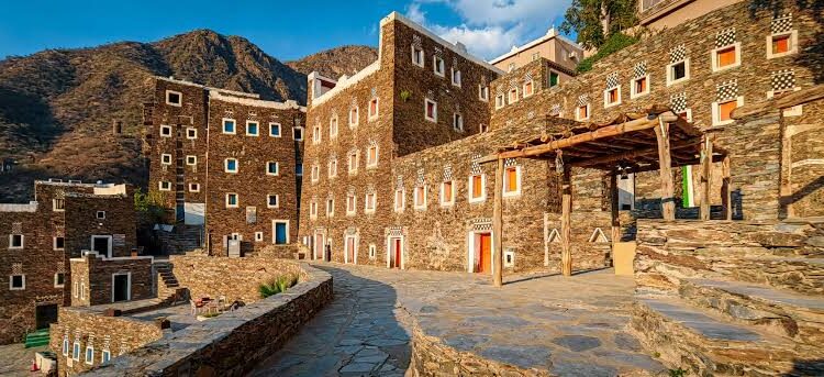 “السودة للتطوير” تتعاون مع جمعية القرى السياحية برجال ألمع لترميم المواقع التراثية