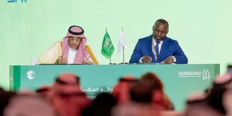 مركز الملك سلمان للإغاثة يوقع برنامجًا تنفيذيًا لتحسين صحة الأمهات والأطفال حديثي الولادة في قطاع غزة