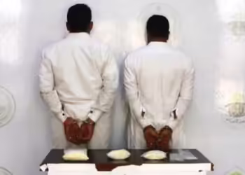 "أمن الطرق" بمكة المكرمة تقبض على شخصين بحوزتهما (20,070) قرصاً مخدراً