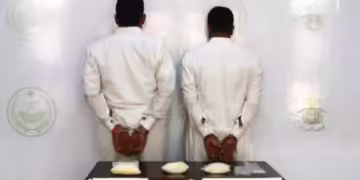 "أمن الطرق" بمكة المكرمة تقبض على شخصين بحوزتهما (20,070) قرصاً مخدراً