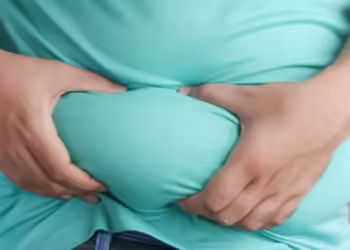 هل تريد إذابة دهون بطنك بسرعة؟.. إليك 7 مشروبات تنجز المهمة وتطرد السموم