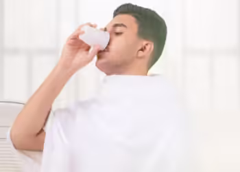 تجنب الزحام والتدافع وتحلَّ بالسكينة.. نصائح من "الحج" عند شرب ماء زمزم