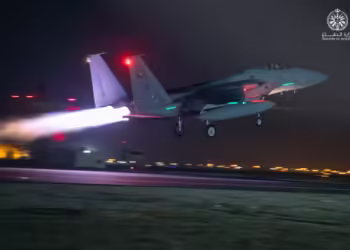 شاهد.. طلعات تدريبية نهارية وليلية للقوات الجوية في قاعدة الظفرة بالإمارات
